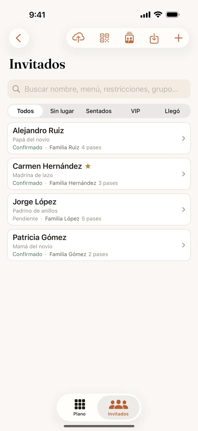 Lista de invitados de Seatful. Cada invitado muestra su título, como Papá del novio, Madrina de lazo o Padrino de anillos, y los pases de su familia.